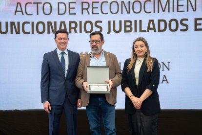 El presidente de la Diputación de Almería, Javier A. García, y la diputada de Recursos Humanos, María del Mar López, posan junto a los homenajeados.