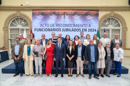 Foto de familia del acto de homenaje a los funcionarios de la institución jubilados en 2024.