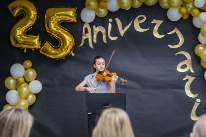 Una alumna sorprendió tocando el violín.