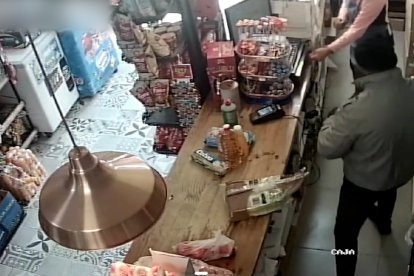 Imagen captada durante el robo en un comercio de Viator.