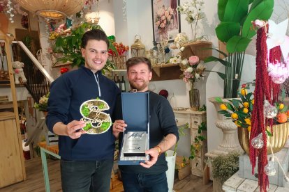 Salva Ruiz y Sergio Berenguel con su logo y el premio de finalista del MAF 2025.