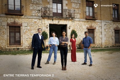 Ginés García Millán, Clara Garrido, Megan Montaner, Silvia Abascal y Rodolfo Sancho, en una imagen promocional de la segunda temporada de 'Entre Tierras'.