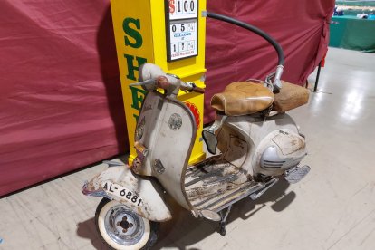 Una Vespa clásica, con matrícula de Almería, junto a un surtidor Shell de época. Piezas como ésta estarán expuestas en Retro Almería 2025.