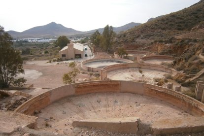 Los lavaderos del preciado mineral siguen al pie de la mina.