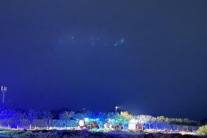 Los bomberos trabajan en la extinción del fuego frente al Club Natación Almería.