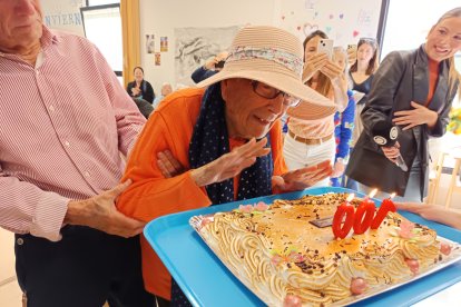Victoria antes de soplar las velas de la tarta de su 100 cumpleaños.