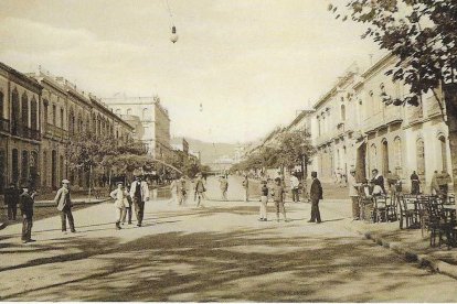 El Paseo de Almería en 1912, a la altura de la calle Rueda, López, maestro de Celedonio, en una época en la que el periodista trababaja ya en Madrid.