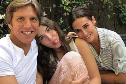 Alba Díaz junto a sus padres, Manuel Benítez y Vicky Martín Berrocal.