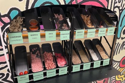 Los ingredientes con los que los niños y niñas hacen sus pizzas.