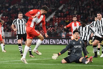 No es tarea fácil ponerse delante de la delantera del Almería.