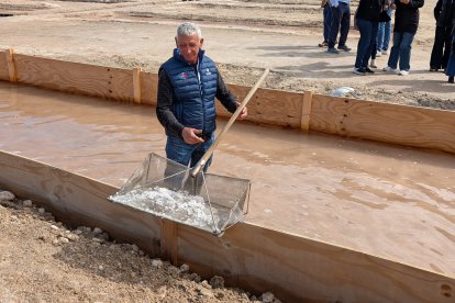 Manuel Expósito extrae la flor de sal de la balsa.