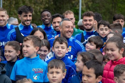 Baño de masas en el Real Oviedo abriendo las puertas para los niños.