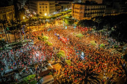 La Plaza de las Velas saludando al nuevo Almería de Primera División.