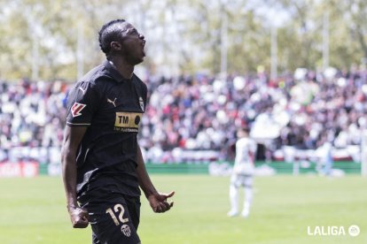 Umar Sadiq celebrando en Vallecas un gol que daba un punto.