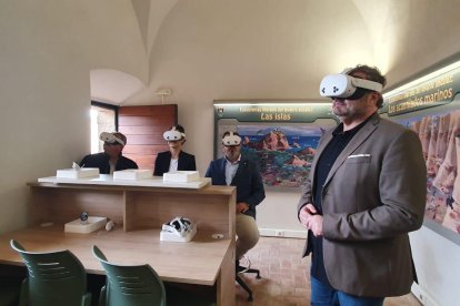 Autoridades probando el recorrido por la posidonia en realidad virtual.