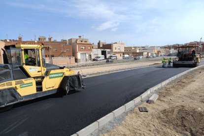 Trabajos de asfaltado a la ‘nueva’ conexión de la Autovía del Aeropuerto para conectar desde Los Molinos hasta el Estadio tras tirar el viaducto
