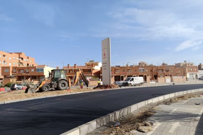 Trabajos de asfaltado a la ‘nueva’ conexión de la Autovía del Aeropuerto para conectar desde Los Molinos hasta el Estadio tras tirar el viaducto