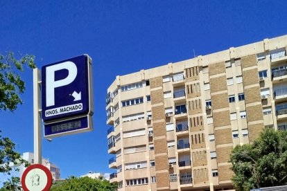 Aparcamiento cerrado al paso por el apagón