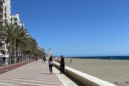 Algunos almerienses deciden salir a la calle ante el apagón para disfrutar del sol.