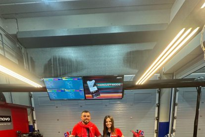 Juan Manuel y Ana Nuñez estuvieron en el Box de Ducati viendo las motos de Marc Márquez.