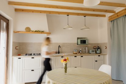 Casa Charly tiene una colonia de gatos en la entrada o zaguán del alojamiento.