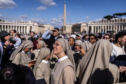 Miles de personas, en el Vaticano, esperando noticias del cónclave.