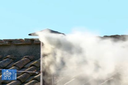 Fumata blanca en el Vaticano.