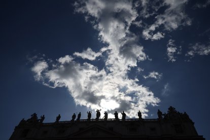 Las siluetas de los apóstoles sobre la basílica de San Pedro.