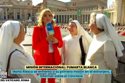 Marta Riesco en Roma cubriendo la noticia de la elección de Papa.
