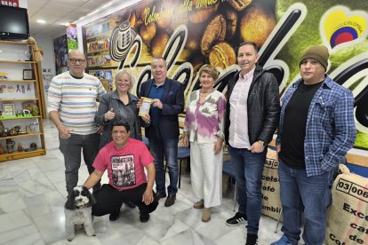 Foto de familia en la sede de la asociación colombiana 'Almería para Todos'.