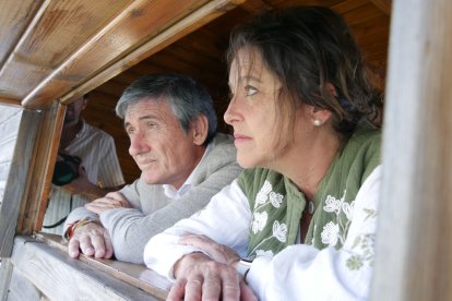 El alcalde de Adra y la consejera en las casetas instaladas en las Albuferas de Adra.