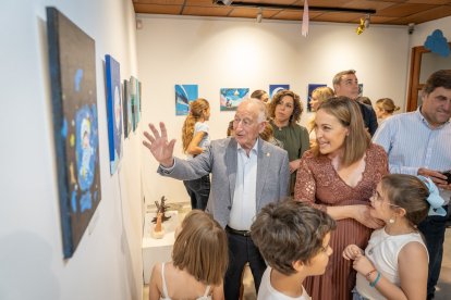 Gabriel Amat, alcalde del municipio en la inauguración de la exposición junto a los artistas.
