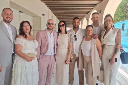 Cristo y Tamara, Ramón y Dolores, Casto y Déborah y Gregorio y Carmen después de la boda