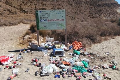 Basura tirada en una de las playas más bonitas de Almería. Imagen de archivo cedida por Laia Victoriano