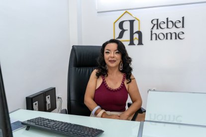 Oana en su oficina de Rebel Home, ubicada en Roquetas de Mar.