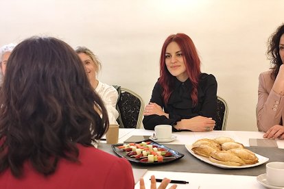 Sara García, astronauta española, conversa con las investigadoras de la Universidad de Almería.