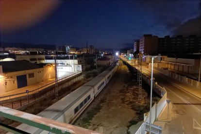 El tren que en Almería tiene la culpa de todo ya no volverá a cruzar el puente.