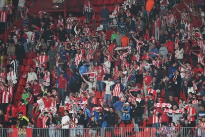 Ambientazo en la grada para disfrutar una nueva victoria en casa.