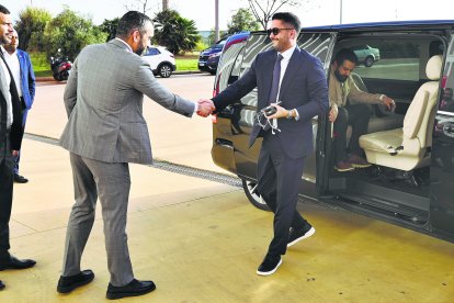 Otra de las imágenes con Mohamed El Assy saludanado a Mohammed Al-Khereiji a su llegada.