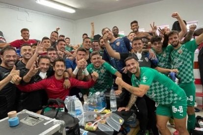 Los jugadores del Almería celebrando el triunfo en Miranda de Ebro.