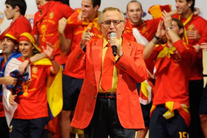 Manolo Escobar rindió tributo a los jugadores de La Roja en las celebraciones de la Eurocopa 2008 y del Mundial 2010