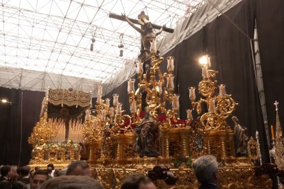 Tinglao en Roma con el Cachorro y la Esperanza, diseñado por la almeriense Carmen Martínez Cruz.