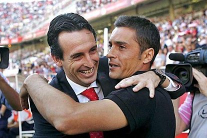 Unai Emery saludando a Francisco Rodríguez, amigos desde que se conocieron en Almería.