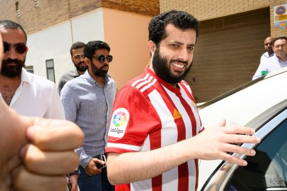 El ministro saudí Turki Al-Sheikh el 2 de agosto de 2019 nada más firmar la compra del Almería.