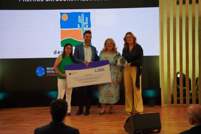 Ian Alexander Moody, de Desert Springs, entregó los 4.000 € a la asociación Asprodalba.