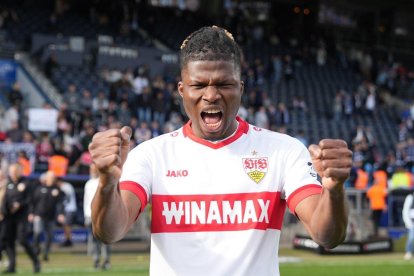 El Bilal Touré celebrando el triunfo con el Stuttgart.