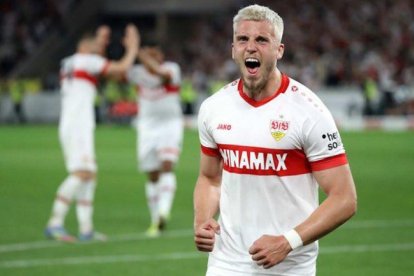 Ermedin Demirović celebrando un título en un fútbol alemán que conoce bien.