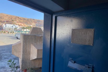 La puerta de las oficinas de Talleres Milán, junto al Puerto de Almería.