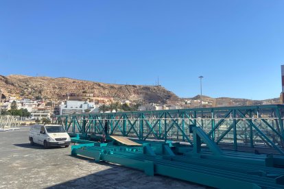 Pasarela en proceso de construcción, encargada para Puerto Rico.