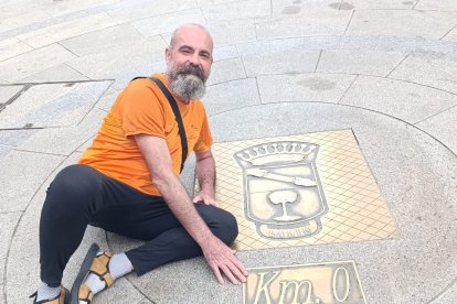 Junto a la placa del Kilómetro 0 de Galicia, en Lalín.